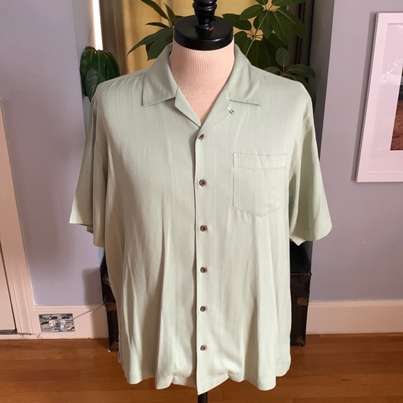 Tommy Bahamas Embroidered Shot in the Dark Golf Size Medium 100% Silk Hawaiian - Picture 1 of 9